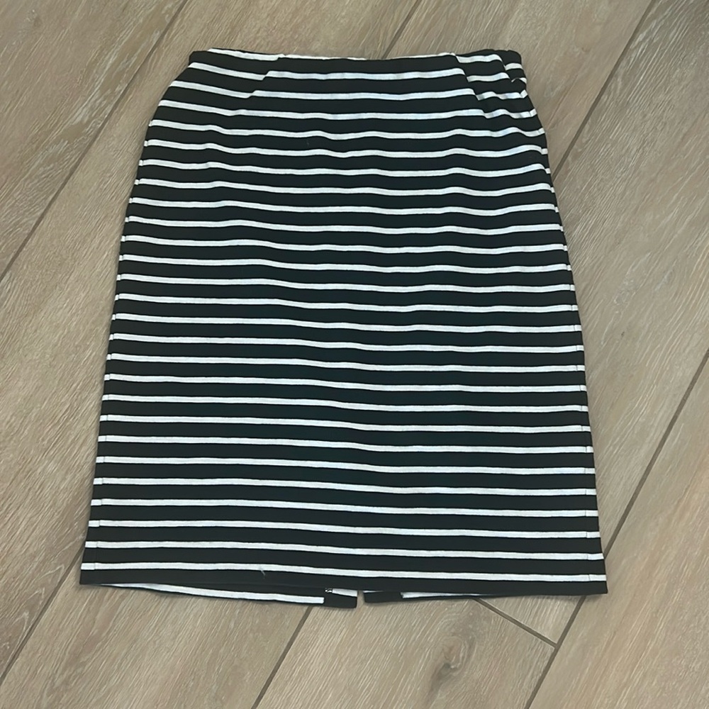Black and white Banana Republic pencil skirt